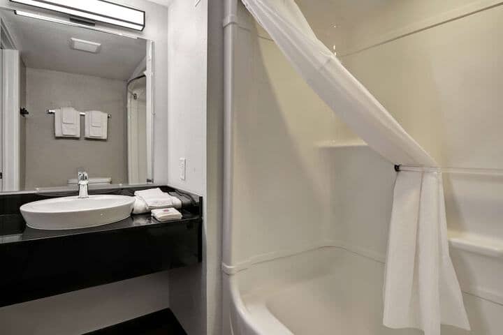Room 17 of 28