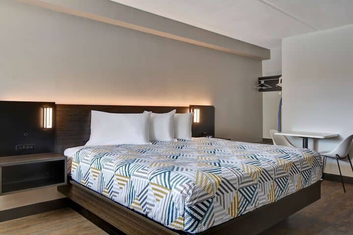 Room 8 of 28