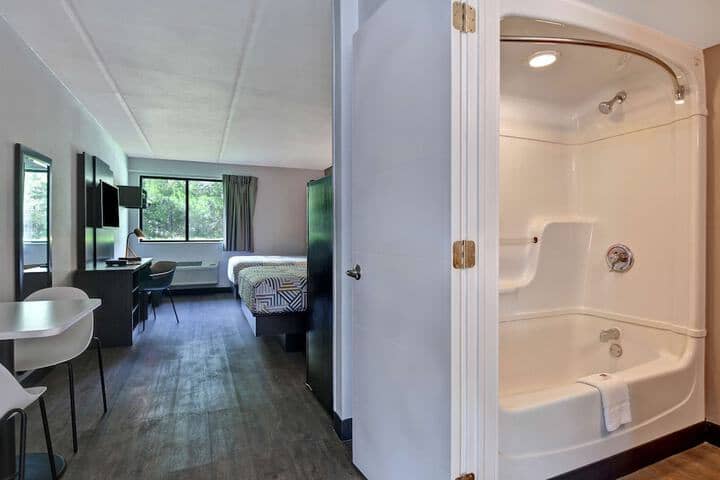Room 9 of 28